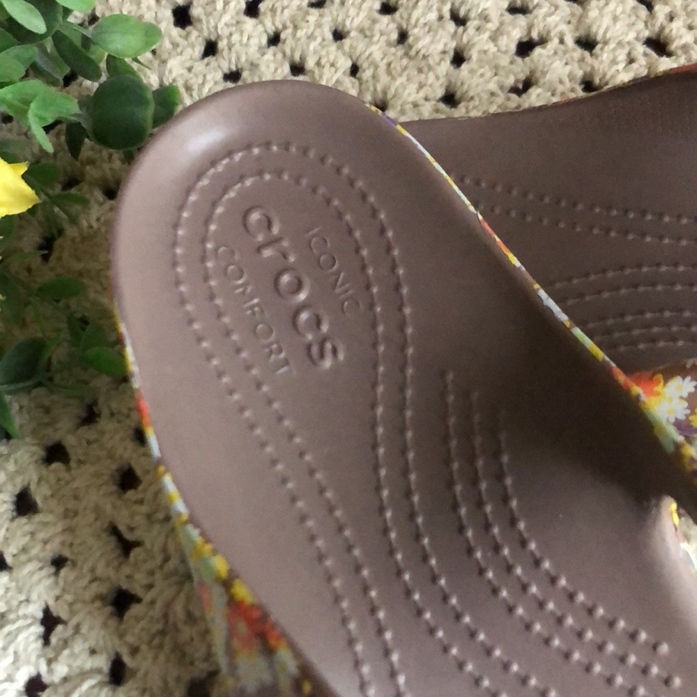 CROCS Kadee II Retro Floral Daisy Sandal SIZE 10 - Picture 4 of 13